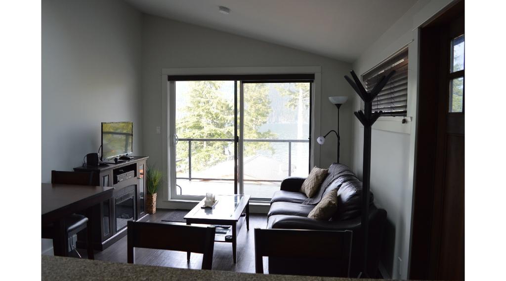 Pair-A-Dice Cottage Port Renfrew Habitación foto